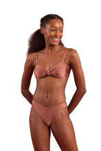 Cargar imagen en el visor de la galería, Model Front: Rio De Sol Bragas Bottom Shimmer-Copper Nice-Fio
