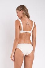 Cargar imagen en el visor de la galería, Model Back: Rio De Sol Sostén Top Malibu-Natural Amelia
