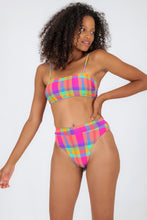 Cargar imagen en el visor de la galería, Model Front: Rio De Sol Conjunto Set Tulip-Garden Bandeau-Reto Hotpant-Cos
