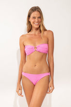 Cargar imagen en el visor de la galería, Model Front: Rio De Sol Sostén Top Crespinho-Rosa Mavi
