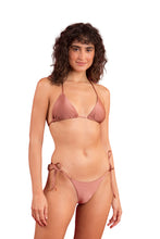 Cargar imagen en el visor de la galería, Model Front: Rio De Sol Bragas Bottom Shimmer-Copper Cheeky-Tie

