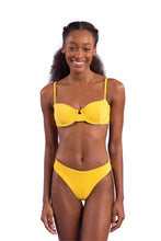 Cargar imagen en el visor de la galería, Model Front: Rio De Sol Sostén Top Malibu-Yellow Balconet
