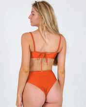 Cargar imagen en el visor de la galería, Image 06: Rio De Sol Conjunto Set Paprica Bandeau-Reto Hotpants
