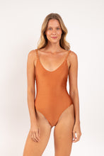 Cargar imagen en el visor de la galería, Model Front: Rio De Sol Una Pieza Shimmer-Nocciola Hype-Noa
