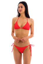 Cargar imagen en el visor de la galería, Model Front: Rio De Sol Sostén Top Cotele-Tomate Tri-Inv
