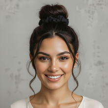 Cargar imagen en el visor de la galería, Model Front: Rio De Sol Accesorios Para El Cabello Icon-Nero Scrunchie
