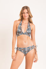 Cargar imagen en el visor de la galería, Model Front: Rio De Sol Sostén Top Ikat Kate
