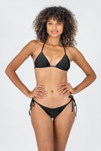 Cargar imagen en el visor de la galería, Model Front: Rio De Sol Conjunto Set Shimmer-Black Tri-Inv Ibiza-Comfy
