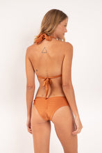 Cargar imagen en el visor de la galería, Model Back: Rio De Sol Sostén Top Shimmer-Nocciola Mel
