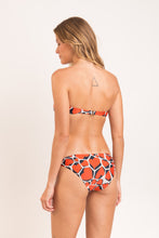 Cargar imagen en el visor de la galería, Model Back: Rio De Sol Sostén Top Amore-Red Bandeau-Joy
