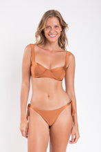 Cargar imagen en el visor de la galería, Model Front: Rio De Sol Sostén Top Nocciola Amelia
