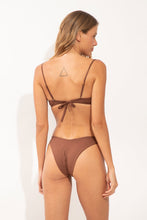 Cargar imagen en el visor de la galería, Model Back: Wednesday In Hawaii By Rio De Sol Sostén Top Coco Shell
