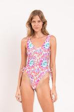 Cargar imagen en el visor de la galería, Model Front: Rio De Sol Una Pieza Splash Zoe
