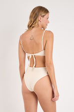 Cargar imagen en el visor de la galería, Model Back: Rio De Sol Sostén Top Malibu-Natural Bandeau-Iris
