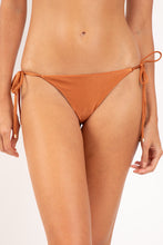 Cargar imagen en el visor de la galería, Gallery: Rio De Sol Bragas Bottom Shimmer-Nocciola Cheeky-Tie-Gold
