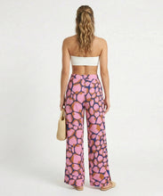 Cargar imagen en el visor de la galería, Model Back: Rio De Sol Pantalones De Playa Amore-Pink Wide Pants
