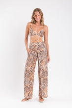 Cargar imagen en el visor de la galería, Model Front: Rio De Sol Pantalones De Playa Leopard Wide Pants
