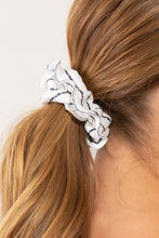 Cargar imagen en el visor de la galería, Image 03: Rio De Sol Accesorios Para El Cabello Linea-White Scrunchie
