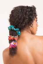 Cargar imagen en el visor de la galería, Image 04: Rio De Sol Accesorios Para El Cabello Love-Trip Scrunchie
