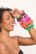 Cargar imagen en el visor de la galería, Image 04: Rio De Sol Accesorios Para El Cabello Amore-Pink Scrunchie
