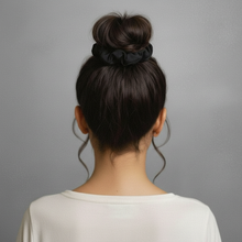 Cargar imagen en el visor de la galería, Model Back: Rio De Sol Accesorios Para El Cabello Nero Scrunchie
