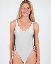 Cargar imagen en el visor de la galería, Gallery: Rio De Sol Una Pieza Shimmer-White Zoe
