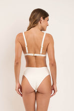 Cargar imagen en el visor de la galería, Model Back: Rio De Sol Sostén Top Sand-Chantilly Alba

