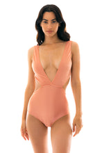 Cargar imagen en el visor de la galería, Model Front: Rio De Sol Una Pieza Trikini Ouro Rosa
