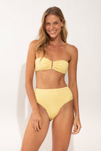 Cargar imagen en el visor de la galería, Model Front: Rio De Sol Bragas Bottom Drift-Butterglow Hotpants
