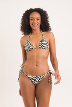 Cargar imagen en el visor de la galería, Model Front: Rio De Sol Sostén Top Wild-Black Tri-Inv
