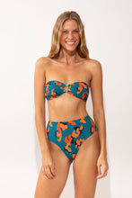 Cargar imagen en el visor de la galería, Model Front: Rio De Sol Sostén Top Luma Mavi
