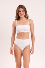 Cargar imagen en el visor de la galería, Model Front: Rio De Sol Bragas Bottom Memphis-White Hotpants
