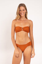 Cargar imagen en el visor de la galería, Model Front: Rio De Sol Conjunto Set Ferrugo Mavi Baobi

