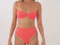 Cargar y reproducir el video en el visor de la galería, Video: Rio De Sol Conjunto Set Malibu-Folia Bandeau-Iris Highwaist-Spin-Iris

