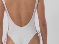 Cargar y reproducir el video en el visor de la galería, Video: Rio De Sol Una Pieza Memphis-White Zoe
