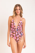 Cargar imagen en el visor de la galería, Model Front: Rio De Sol Una Pieza Amore-Pink New Vegas
