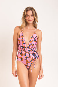 Model Front: Rio De Sol Una Pieza Amore-Pink New Vegas