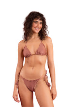 Cargar imagen en el visor de la galería, Model Front: Rio De Sol Bragas Bottom Shimmer-Copper Frufru-Fio
