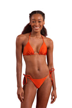Cargar imagen en el visor de la galería, Model Front: Rio De Sol Bragas Bottom Shimmer-Paprica Cheeky-Tie
