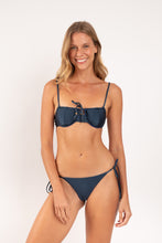 Cargar imagen en el visor de la galería, Model Front: Rio De Sol Bragas Bottom Shimmer-Shark Cheeky-Tie-Gold
