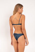 Cargar imagen en el visor de la galería, Model Back: Rio De Sol Bragas Bottom Shimmer-Shark Cheeky-Tie-Gold
