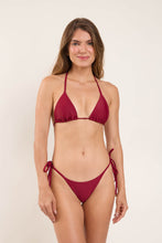 Cargar imagen en el visor de la galería, Model Front: Rio De Sol Bragas Bottom Touch-Carmim Cheeky-Tie
