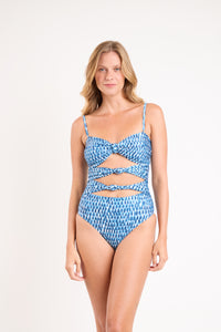 Model Front: Rio De Sol Una Pieza Chuva Stella