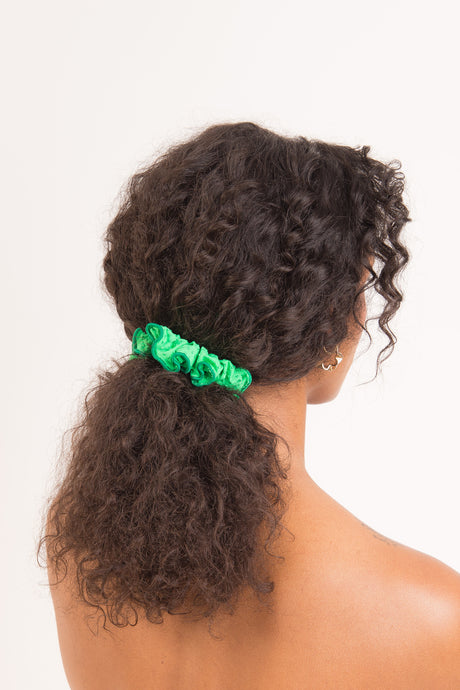 Model Front: Rio De Sol Accesorios Para El Cabello Dots-Energy Scrunchie