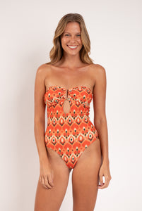 Model Front: Rio De Sol Una Pieza Maracai Sara-Op