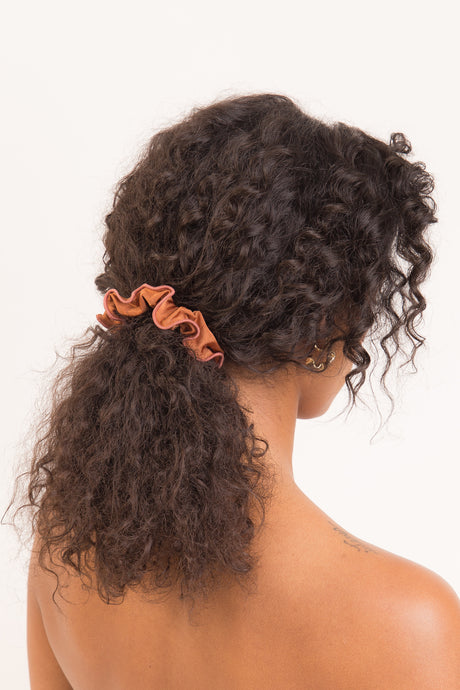 Model Front: Rio De Sol Accesorios Para El Cabello Nocciola Scrunchie