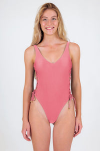 Model Front: Rio De Sol Una Pieza Shimmer-Confetti Zoe