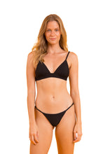 Cargar imagen en el visor de la galería, Model Front: Rio De Sol Sostén Top Bora-Black Tri-Cos
