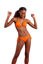 Cargar imagen en el visor de la galería, Model Front: Rio De Sol Sostén Top Dots-Orange Mel
