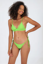 Cargar imagen en el visor de la galería, Model Front: Rio De Sol Sostén Top Lemon Tri-Cos
